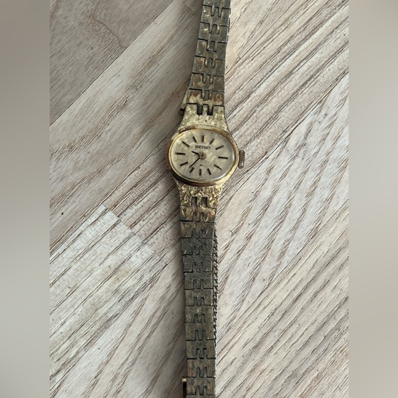 Seiko Ladies Watch Vintage Gold Tone Metal Bracelet and Dial Mechanical Winding - Picture 4 of 11